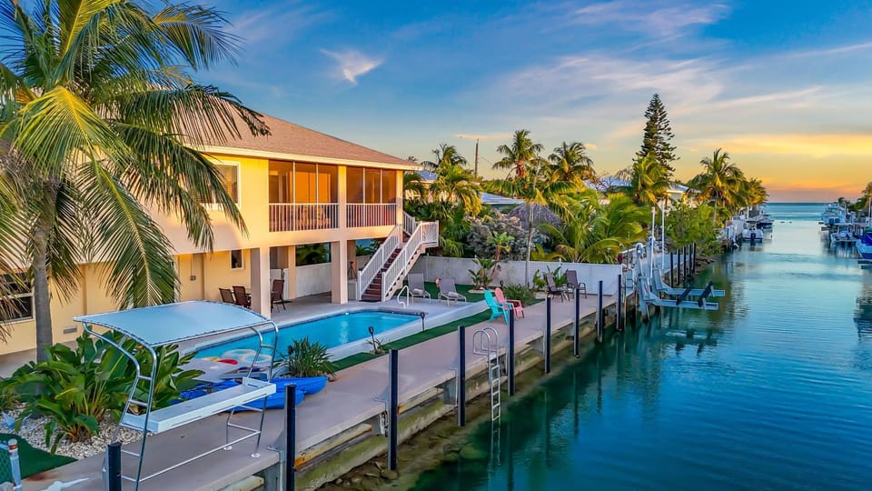 Paradise PalmsDockPoolKayaks GrillView! House in Marathon