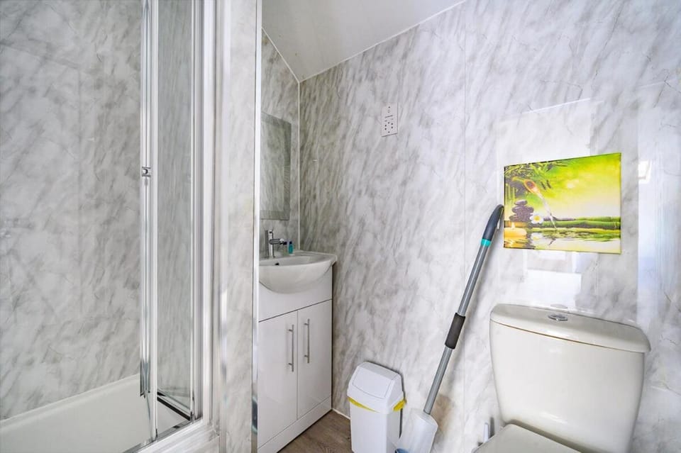 78F8 Spacious & Modern Apartment in Bradford