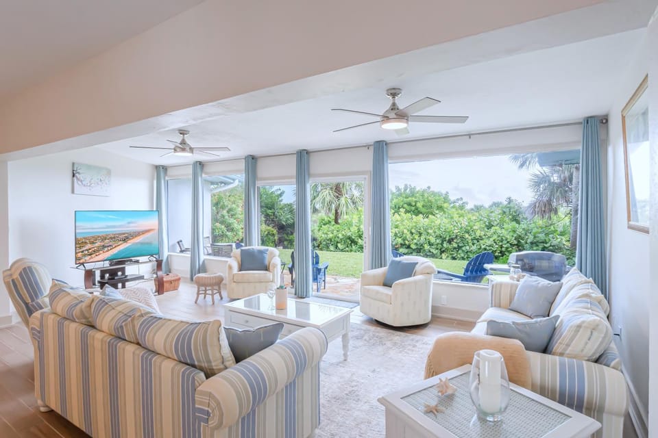 Beachfront Oasis! On the BeachBikesGrill House in New Smyrna Beach