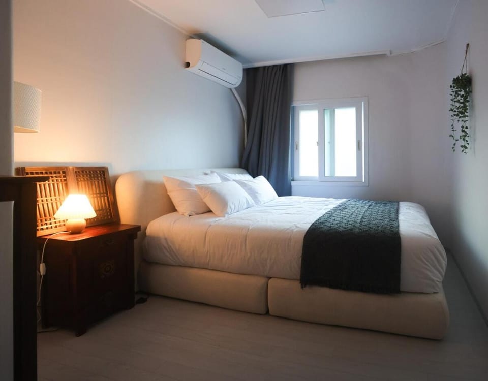 Premium spacious house,Hongik University 1 stop,Hapjeong Station 3 minutes on foot,Free laundry and drying,Good for family and friends gathering,3r4b,9 people Apartment in Seoul