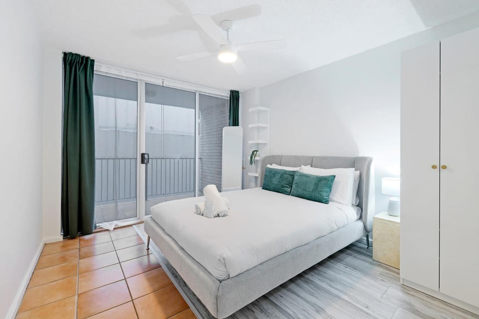 Spacious Apt with Parking and Pool - 100m from Beach Apartment in Surfers Paradise