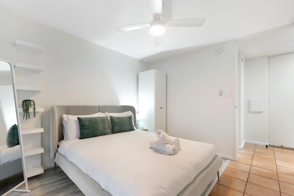 Spacious Apt with Parking and Pool - 100m from Beach Apartment in Surfers Paradise