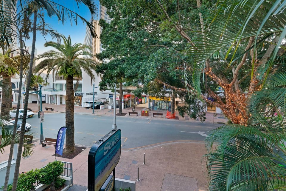 Spacious Apt with Parking and Pool - 100m from Beach Apartment in Surfers Paradise