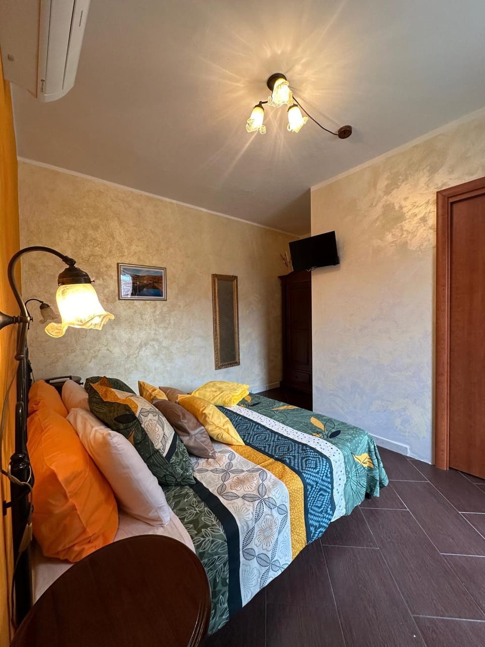 Bed, TV and multimedia, Photo of the whole room, Bedroom, wardrobe