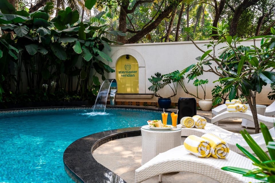 Swimming pool, sunbed