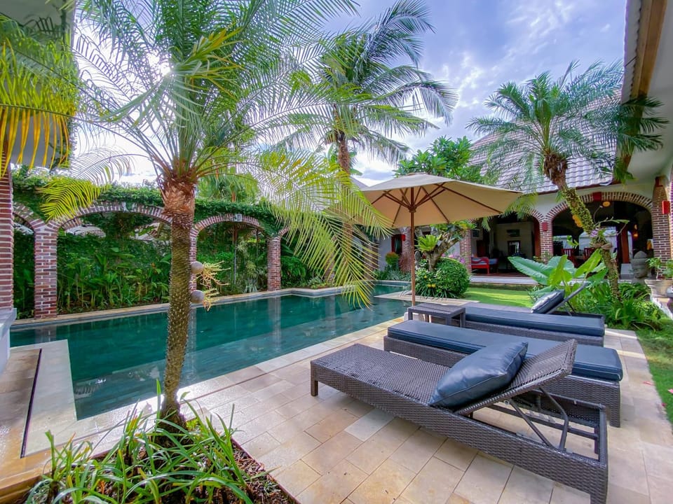 Swimming pool, sunbed