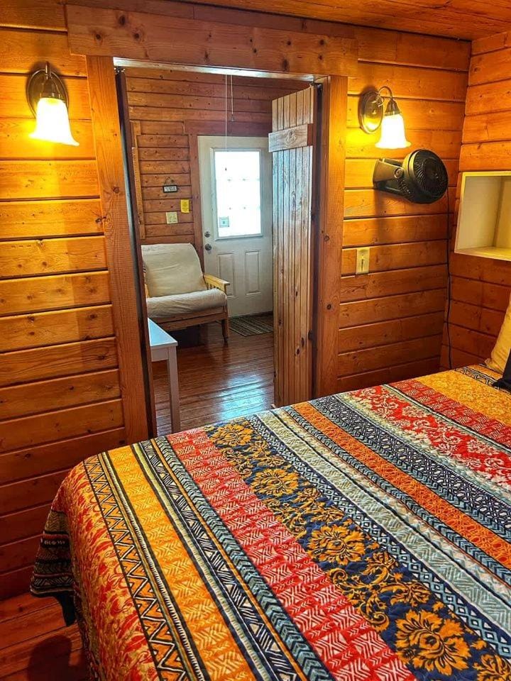 Relaxing Lakefront Cabin with Hot Tub, Starry Nights, Trails & Scenic Vineyards in Texas Cabin in Lake Buchanan