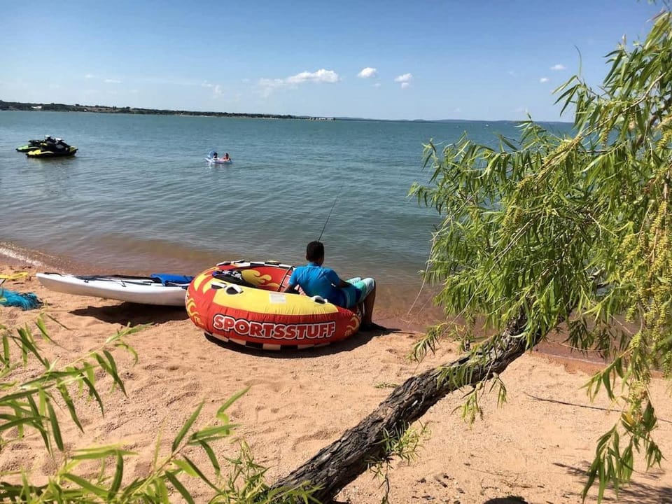 Relaxing Lakefront Cabin with Hot Tub, Starry Nights, Trails & Scenic Vineyards in Texas Cabin in Lake Buchanan