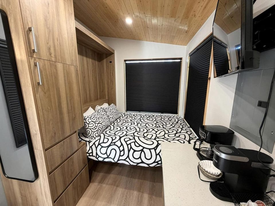 Stylish Modern Tiny House on Wheels with Stunning Mountain Views Near Lone Pine, California House in Lone Pine