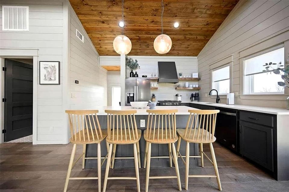 Modern Luxury Cabin with Game Room, Hot Tub & Fire Pit Near Beavers Bend, Broken Bow OK Cabin in Broken Bow