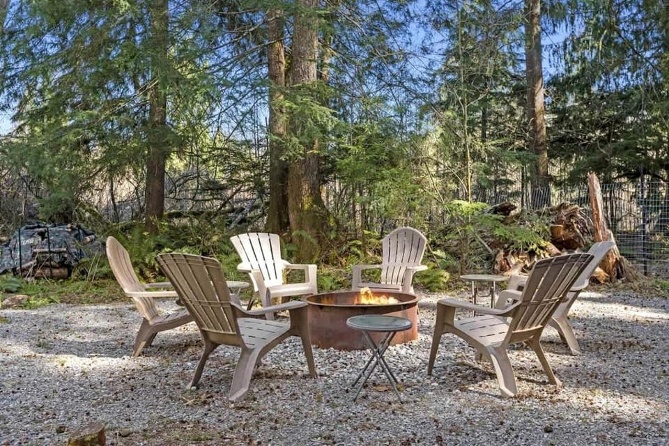Serene Luxury Cabin with Private Hot Tub Near Mount Rainier National Park, Ashford, Washington Cabin in Ashford