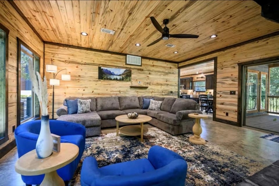 Private Forestview Luxury Cabin with Hot Tub, Foosball Loft & Outdoor Fireplace Near Beavers Bend, Broken Bow, OK Cabin in Oklahoma