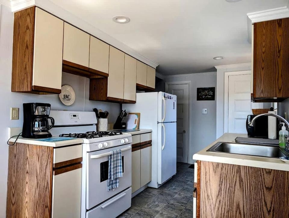 Cozy Waterfront Cottage with Private Beach and Fire Pit Near Gouldsboro, Maine House in Prospect Harbor