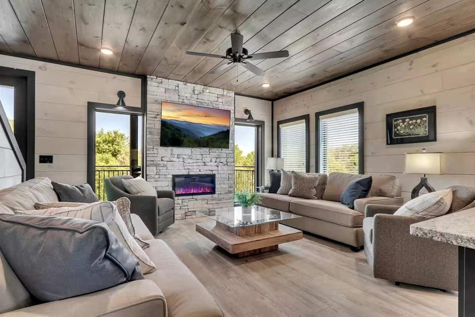 Brand-New Luxury Cabin with Indoor Heated Pool & Arcade, Near Dollywood in Sevierville, Tennessee Cabin in Sevierville