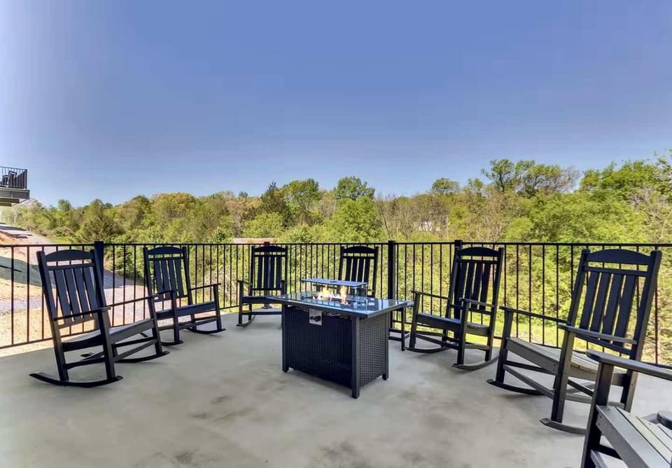 Brand-New Luxury Cabin with Indoor Heated Pool & Arcade, Near Dollywood in Sevierville, Tennessee Cabin in Sevierville