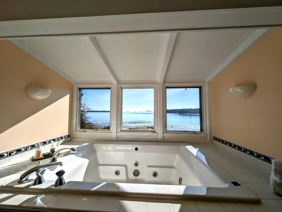 Charming Waterfront Sea Cottage with Private Beach near Bar Harbor, Hancock Maine House in Sullivan