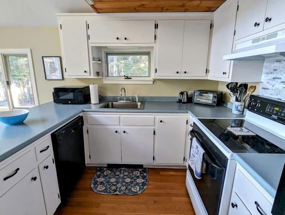 Oceanfront Cottage with Fire Pit & Direct Water Access Near Acadia National Park in Hancock, Maine House in Sullivan