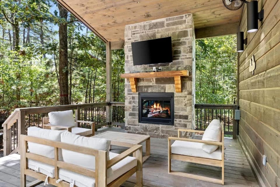 Romantic Retreat with Hot Tub & Fire Pit in Broken Bow, Oklahoma House in Oklahoma
