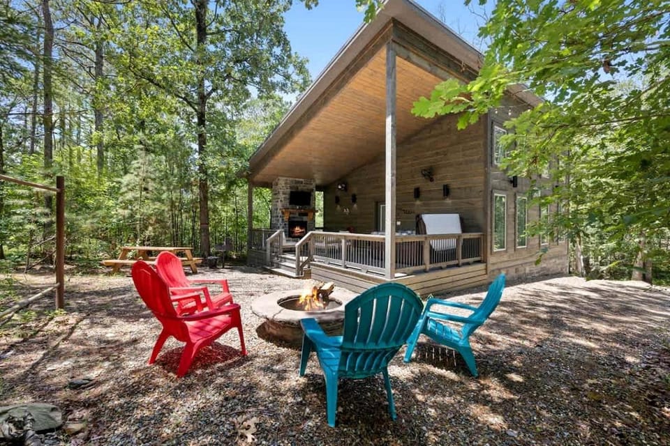 Romantic Retreat with Hot Tub & Fire Pit in Broken Bow, Oklahoma House in Oklahoma