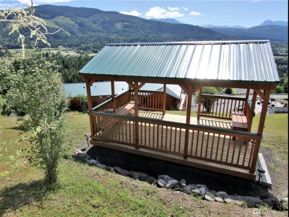 Cozy Secluded Log Cabin Retreat with Stunning Views, Luxury Comfort & Grill Deck in Sequim, Washington Cabin in Washington