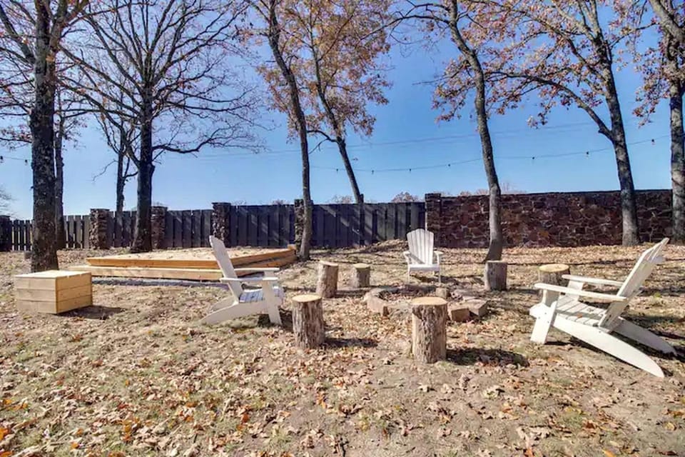 Cozy Studio Retreat with Scenic 5-Acre Views, Near City Lake & Cherokee Casino in Gentry, Arkansas House in Arkansas