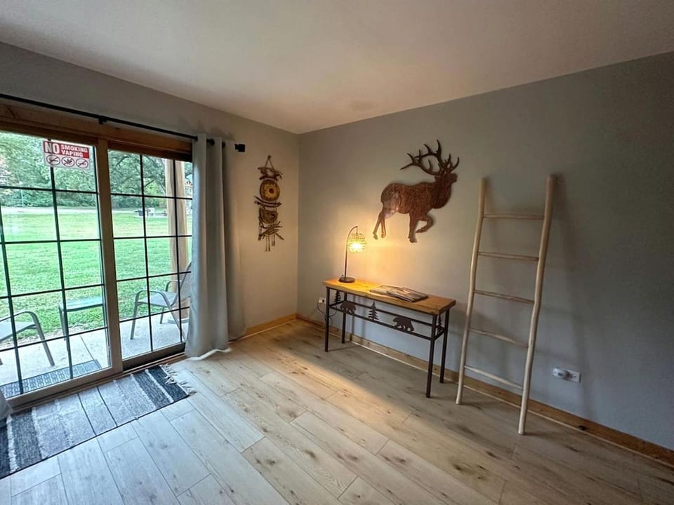 Spacious Luxury Villa Retreat with Jetted Tub, Fireplaces, Balconies, and Smart TV in North Utica, Illinois House in Deer Park Township
