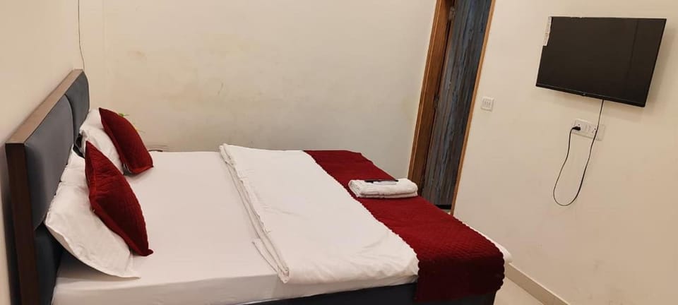 Hotel Shivam - Near Anand Vihar Railway Station Bed and Breakfast in Noida