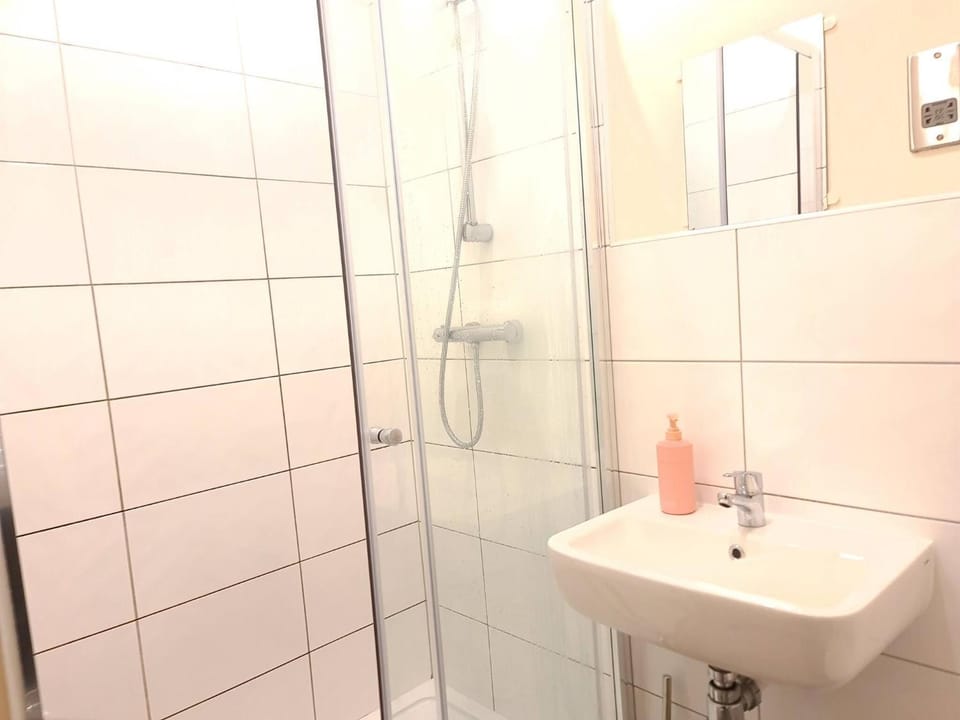 LongStay Family Contractor, Wi-fi, Discounts Apartment in Bradford