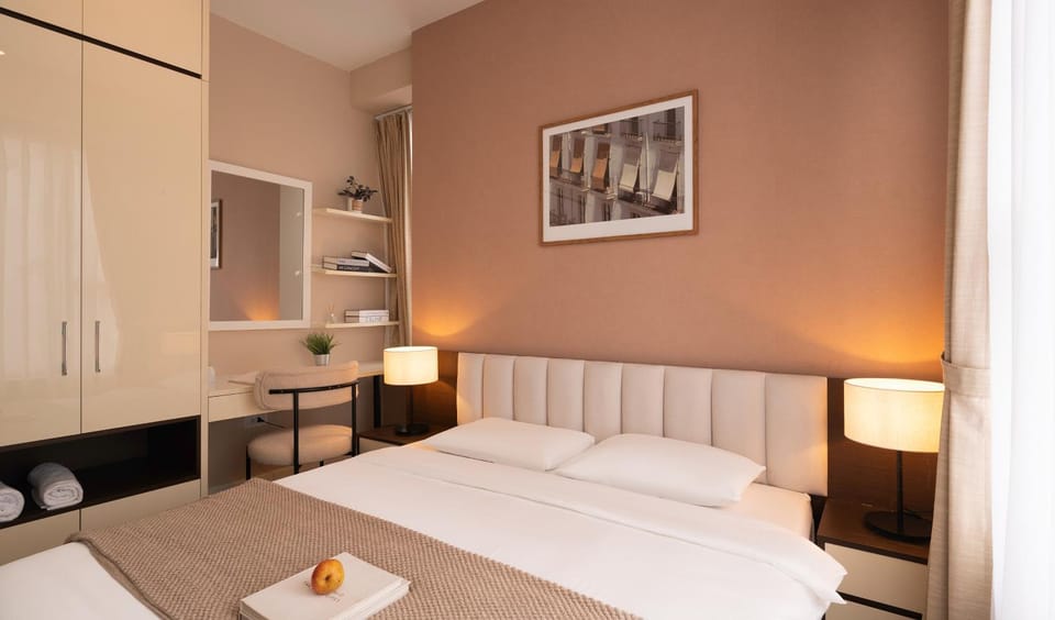 Bed, Living room, Photo of the whole room, Seating area, Bedroom, hair dresser, towels, wardrobe
