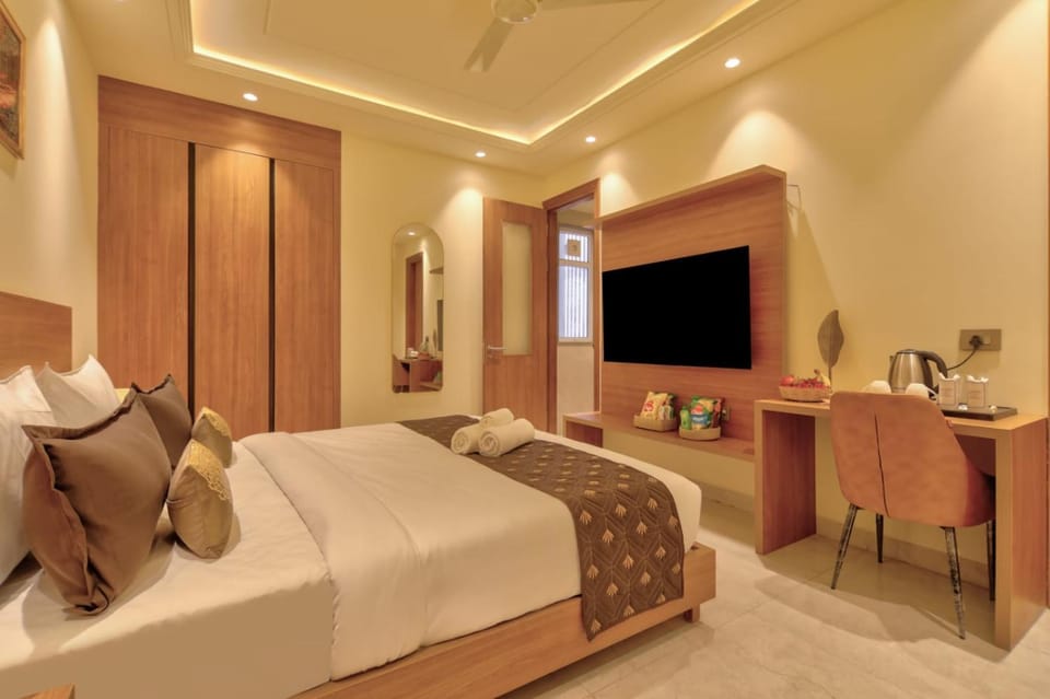 Bed, TV and multimedia, Living room, Photo of the whole room, Seating area, Bedroom, wardrobe