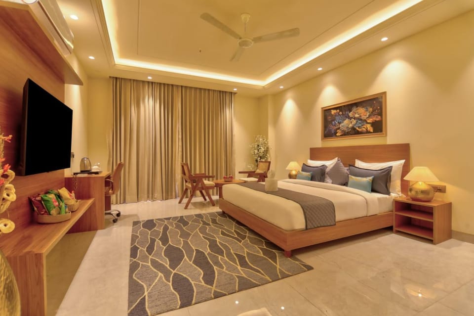 Bed, TV and multimedia, Living room, Photo of the whole room, Seating area, Bedroom