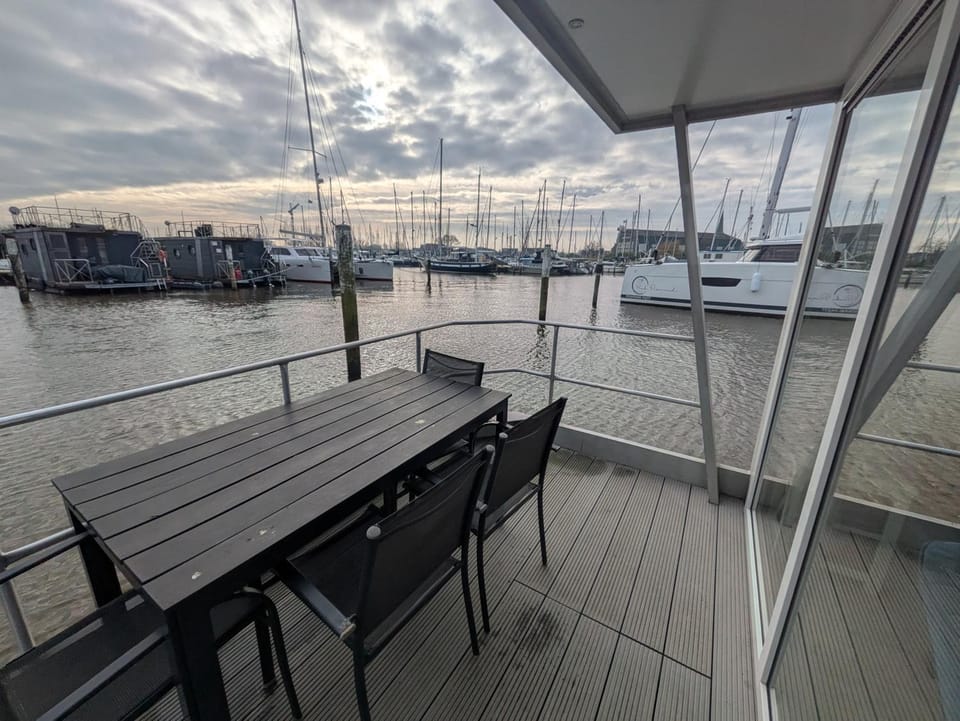 Secret Escape Houseboat "Trancoso"near Amsterdam 20 min Docked boat in North Holland (province)