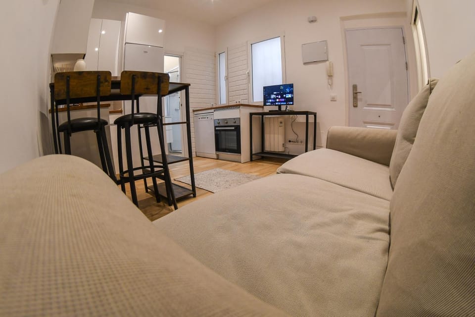 TV and multimedia, Kitchen or kitchenette, Living room, Photo of the whole room, Seating area, Dining area