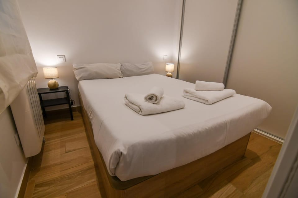 Bed, Photo of the whole room, Bedroom, towels