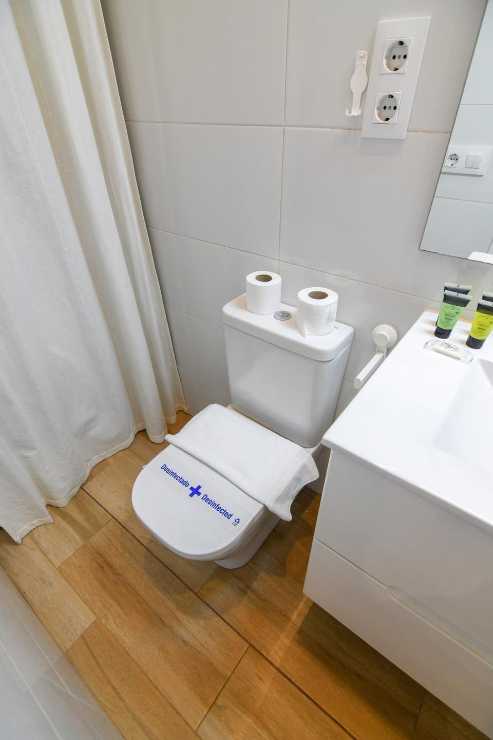 Toilet, Bathroom, bidet, towels