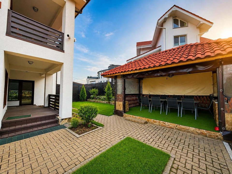 Property building, Spring, Day, Garden, Garden view