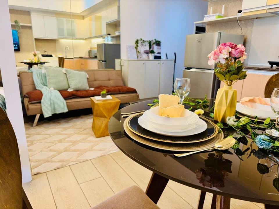 Grand Canal View Balcony Cozy Staycation Netflix Apartment in Makati