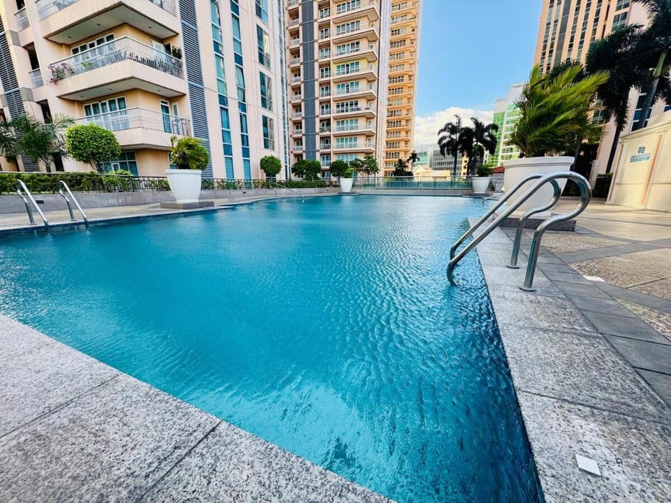 Grand Canal View Balcony Cozy Staycation Netflix Apartment in Makati