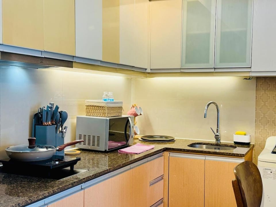 Grand Canal View Balcony Cozy Staycation Netflix Apartment in Makati