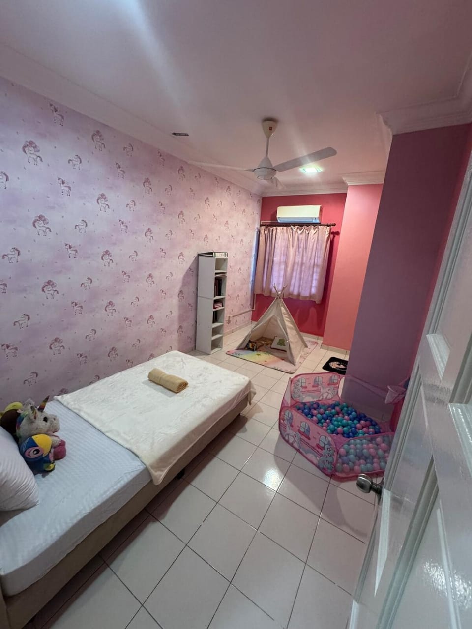 Bed, Photo of the whole room, Bedroom, towels, wardrobe, air conditioner