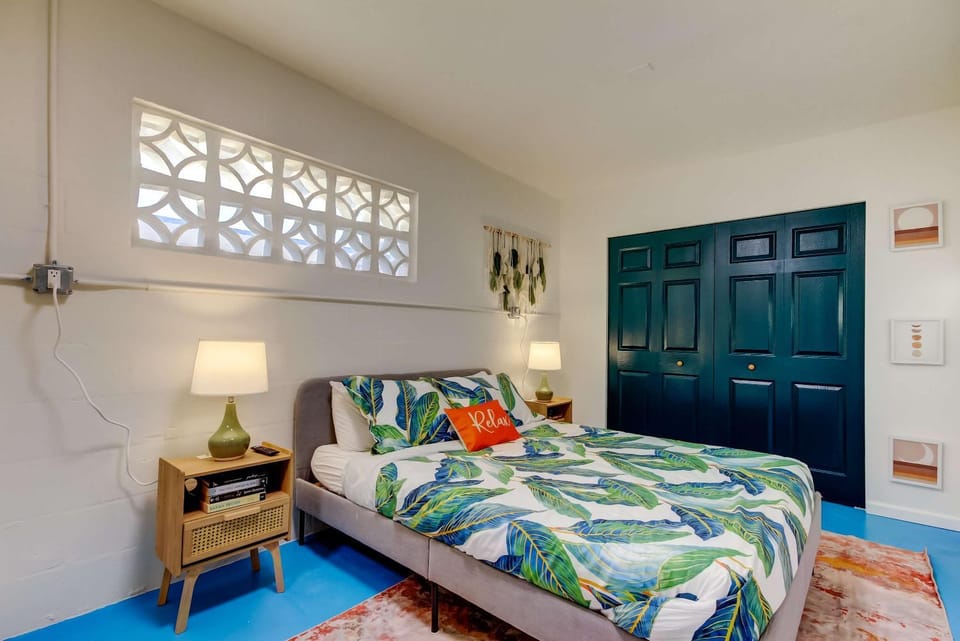 5 Min Walk to Beach - IRB Remote Workers Retreat Apartment in Indian Rocks Beach