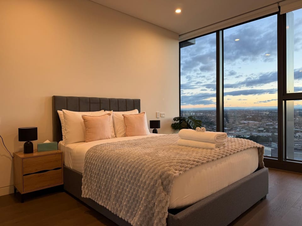 Luxurious City View with Gym Pool Parking Playground Hotel in Lidcombe