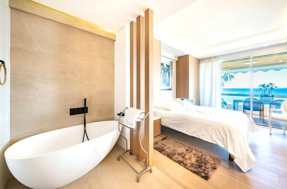 Bed, Photo of the whole room, Bedroom, Bath, towels