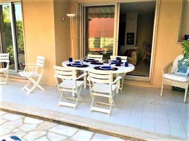 Patio, Day, Dining area