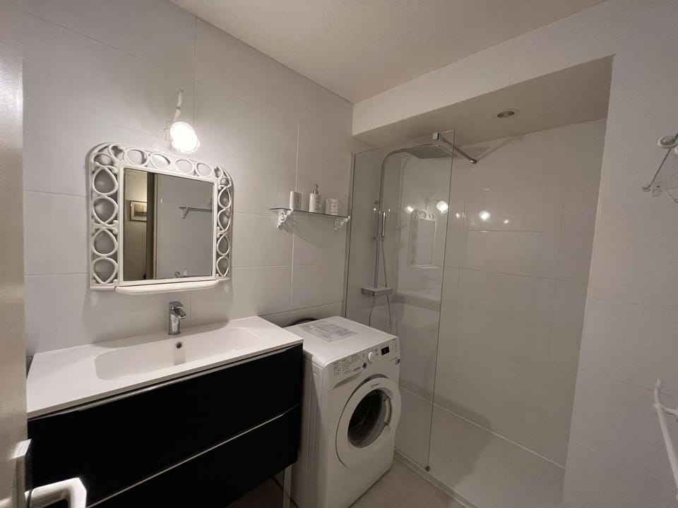 Shower, Bathroom, washing machine
