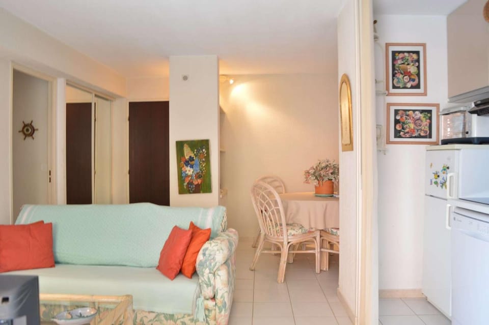 Kitchen or kitchenette, Living room, Seating area, Dining area, oven, stove