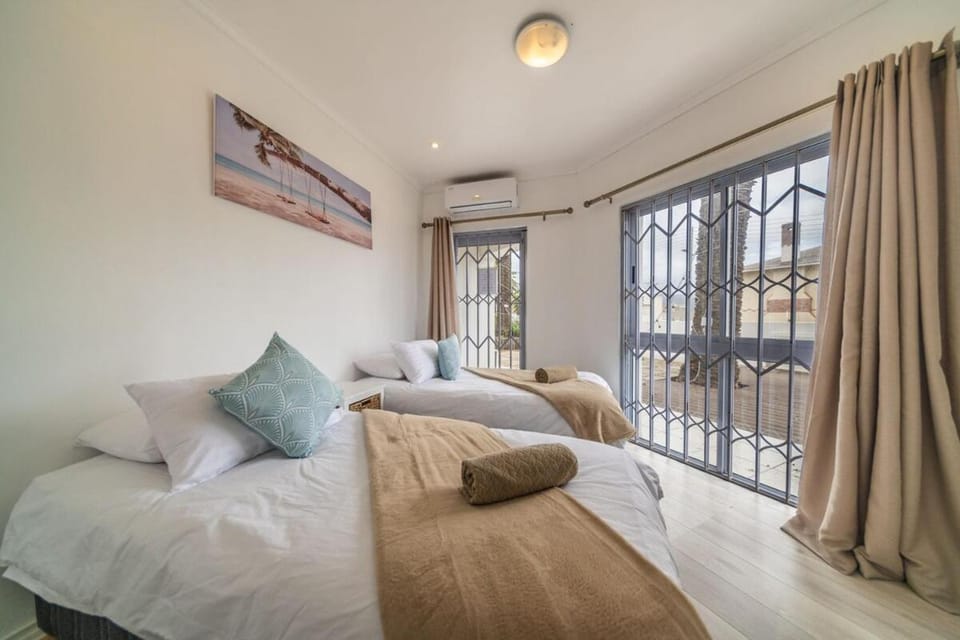 Elegant 2 Bedroom Apartment 150m from Beach - 2 Palms Apartment in Cape Town