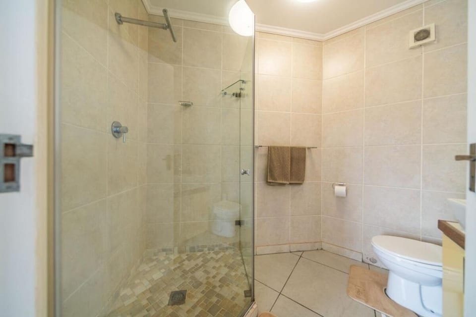 Elegant 2 Bedroom Apartment 150m from Beach - 2 Palms Apartment in Cape Town