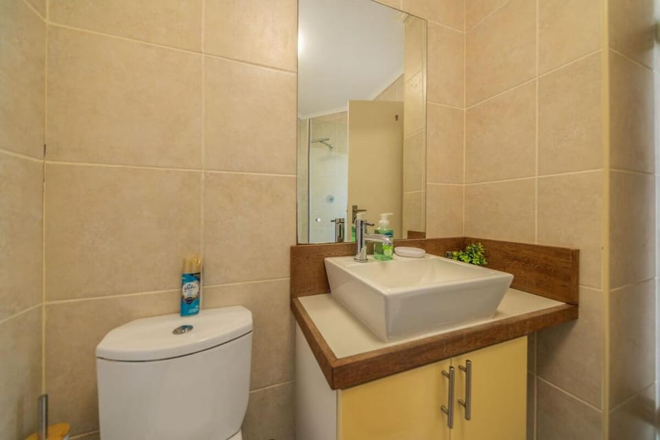 Elegant 2 Bedroom Apartment 150m from Beach - 2 Palms Apartment in Cape Town