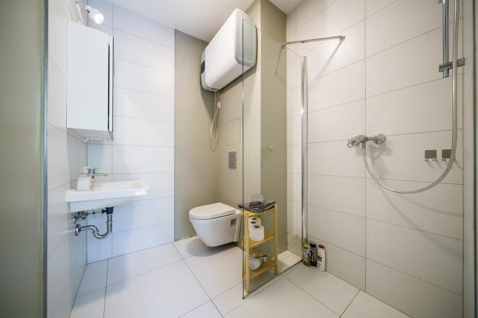 Shower, towels